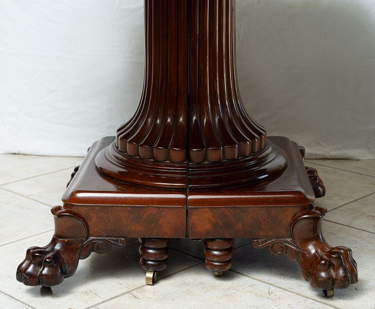 Antique Empire table in mahogany with central foot. Belgium, 19th century.