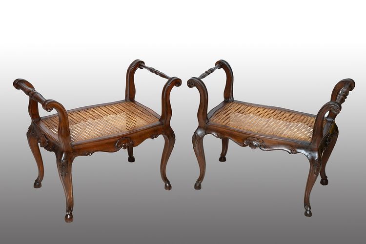 Set di tre panche in noce massiccio Napoleone III. Francia, XIX secolo.