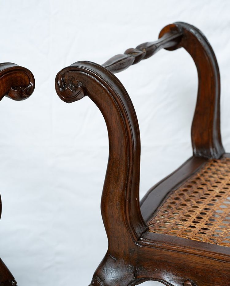 Set di tre panche in noce massiccio Napoleone III. Francia, XIX secolo.