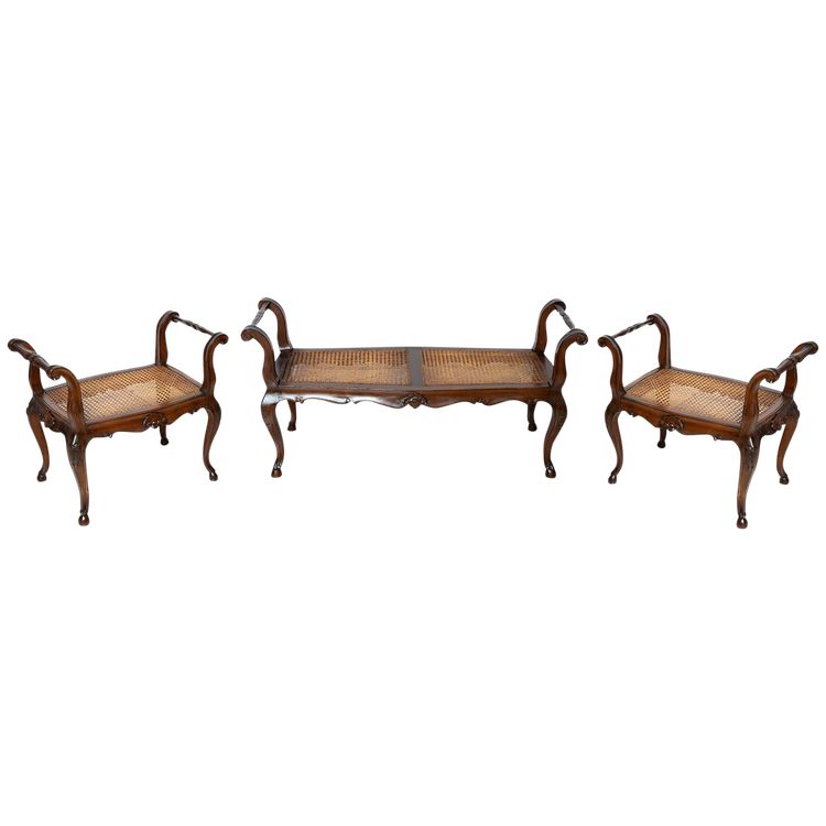 Set di tre panche in noce massiccio Napoleone III. Francia, XIX secolo.