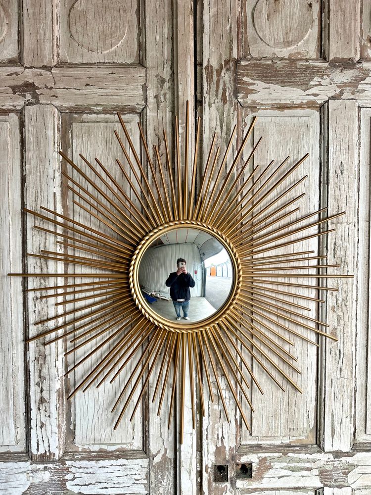 Miroir soleil en métal doré circa 1960