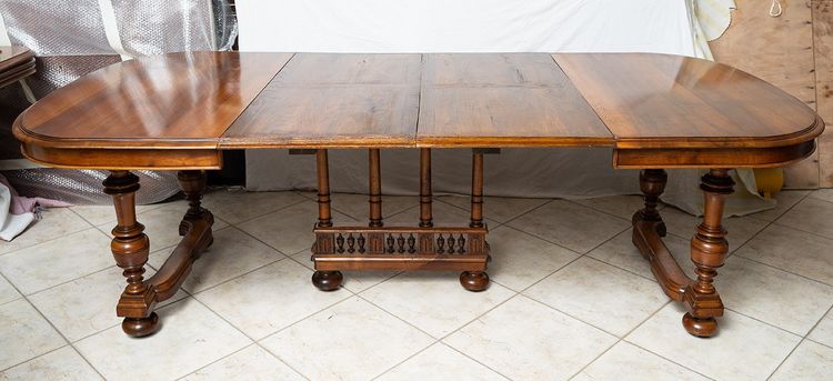 Tavolo allungabile in noce massiccio francese Henri II della seconda metà del XIX secolo.