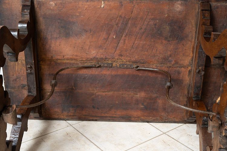 Antique refectory table in solid walnut. Naples, early 18th century.