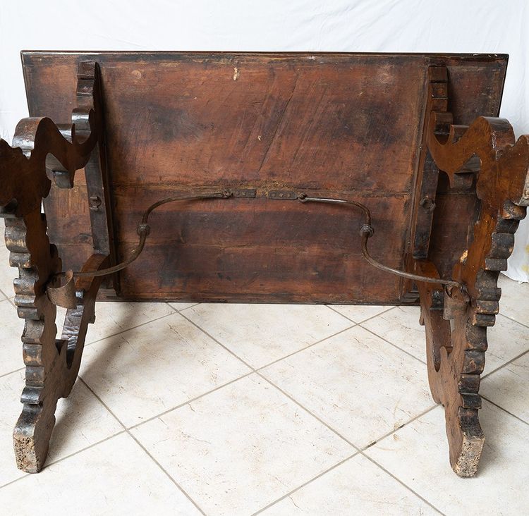 Antique refectory table in solid walnut. Naples, early 18th century.
