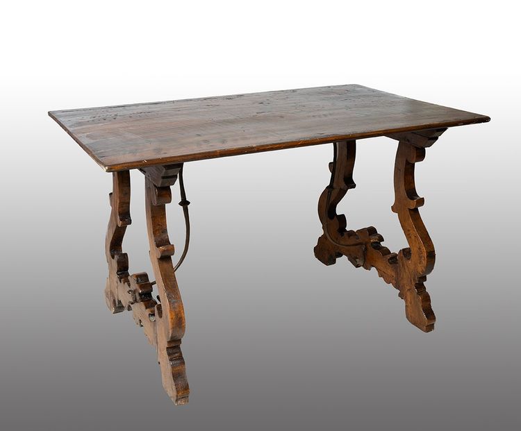 Antique refectory table in solid walnut. Naples, early 18th century.