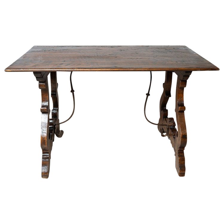Antique refectory table in solid walnut. Naples, early 18th century.