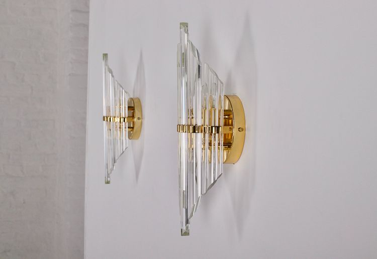 Paar Wandleuchten aus abgeschrägtem Kristallglas und Messing