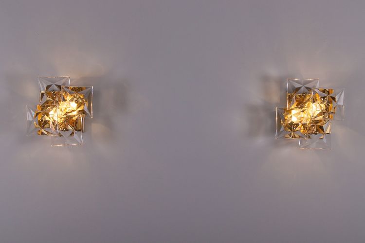 Coppia di lampade da parete brutaliste in ottone dorato e cristallo