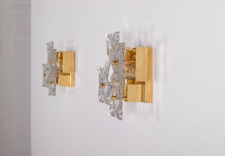 Coppia di lampade da parete brutaliste in ottone dorato e cristallo