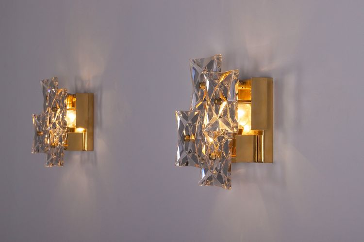 Coppia di lampade da parete brutaliste in ottone dorato e cristallo