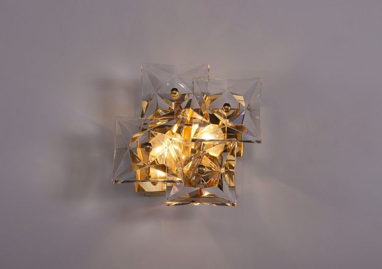 Coppia di lampade da parete brutaliste in ottone dorato e cristallo