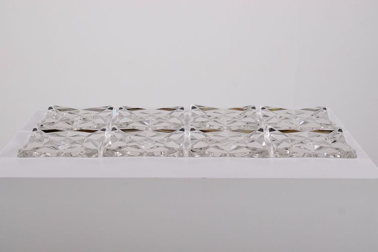Coppia di lampade da parete brutaliste in ottone dorato e cristallo