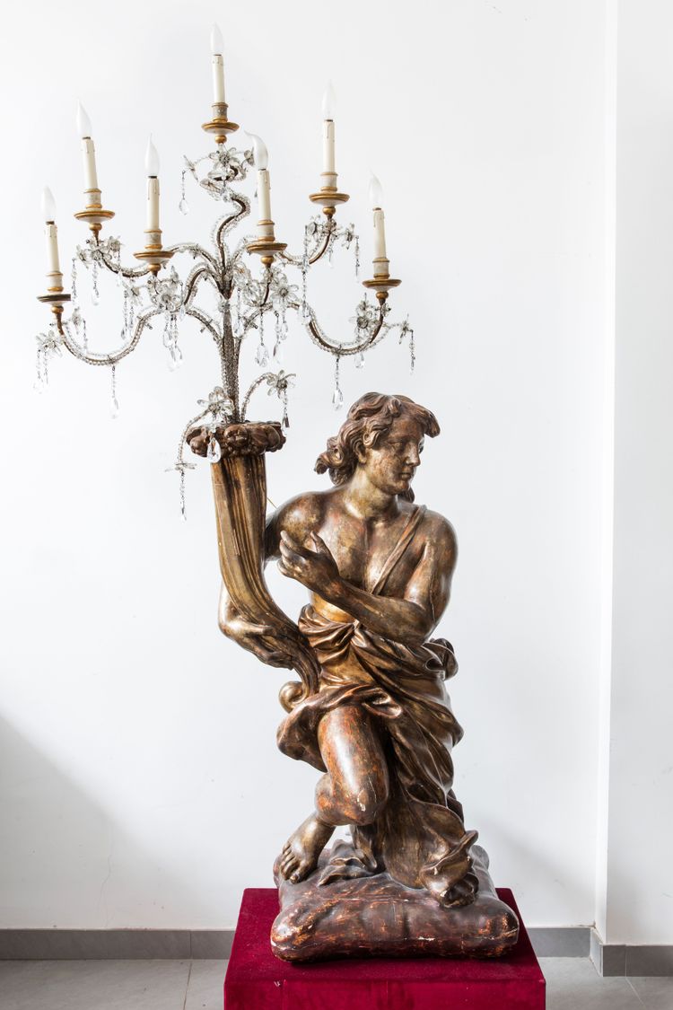 Sculpteur italien du 17e siècle, paire de chandeliers en bois sculpté et doré