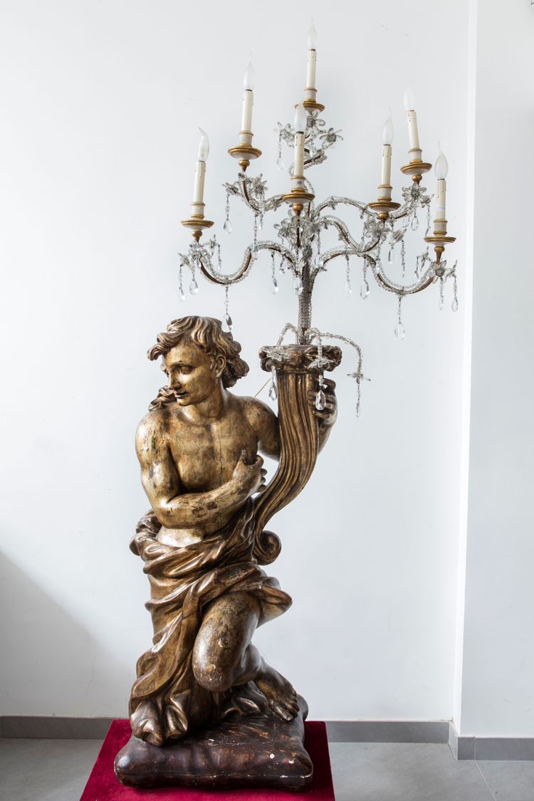Sculpteur italien du 17e siècle, paire de chandeliers en bois sculpté et doré