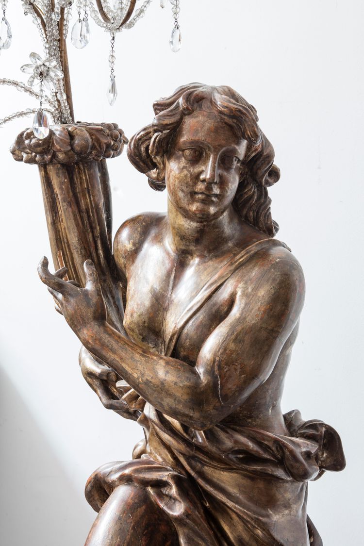 Sculpteur italien du 17e siècle, paire de chandeliers en bois sculpté et doré