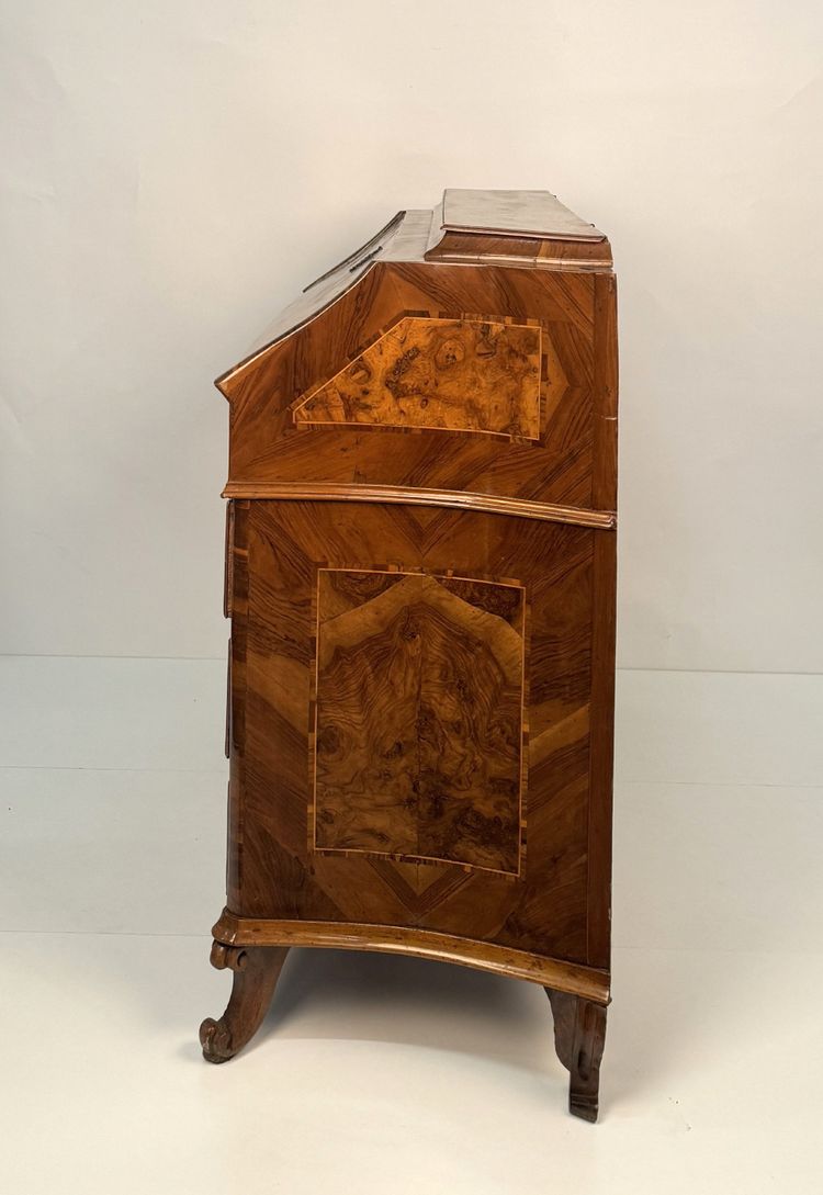 Commode à abattant en noyer et en racine de noyer, Lombardie (Brescia), XVIIIe siècle