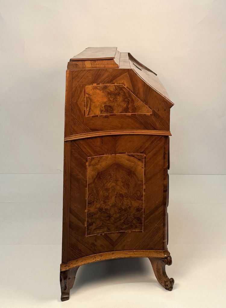 Commode à abattant en noyer et en racine de noyer, Lombardie (Brescia), XVIIIe siècle