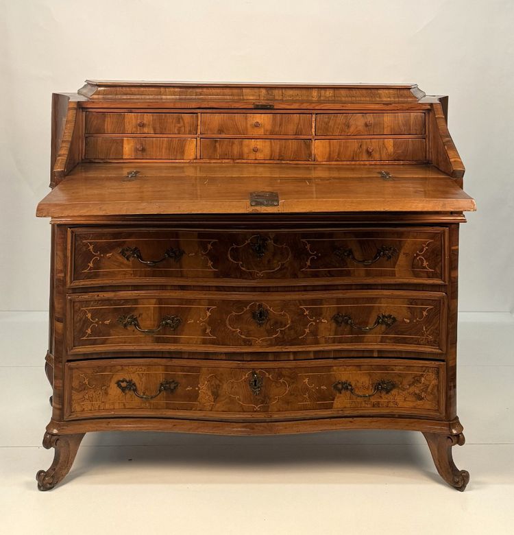 Commode à abattant en noyer et en racine de noyer, Lombardie (Brescia), XVIIIe siècle