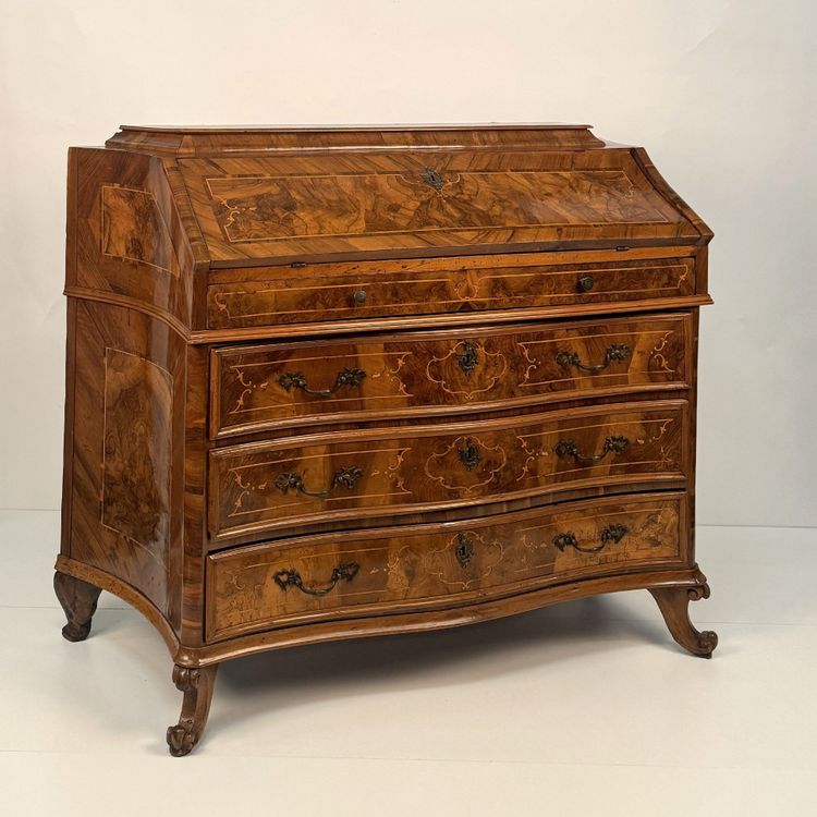 Commode à abattant en noyer et en racine de noyer, Lombardie (Brescia), XVIIIe siècle