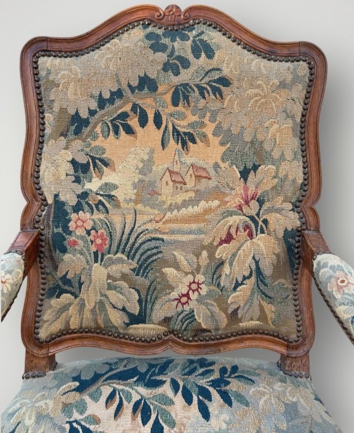 Poltrona in faggio intagliato e modanato di epoca Regency Luigi XV - XVIII secolo