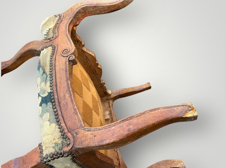 Poltrona in faggio intagliato e modanato di epoca Regency Luigi XV - XVIII secolo