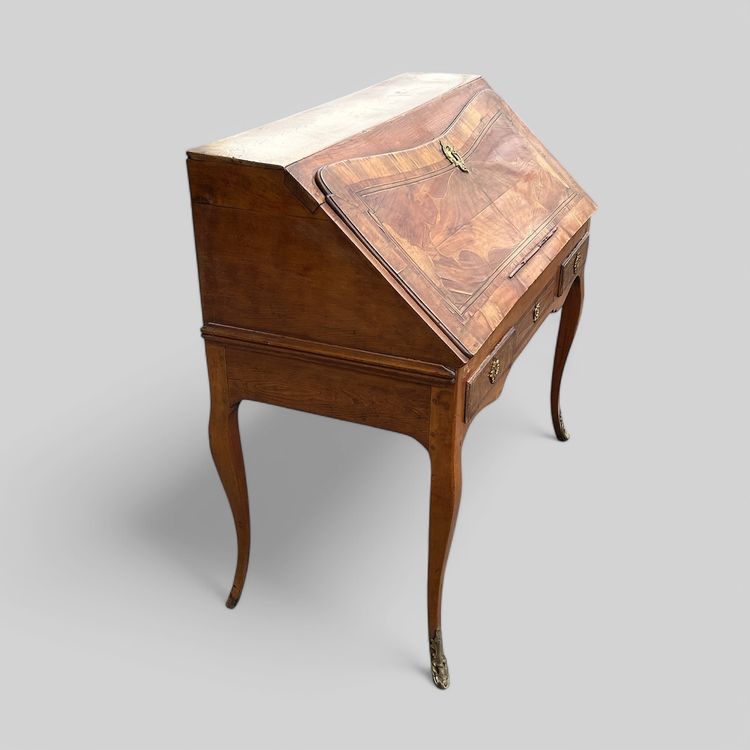 Louis XV period secrétaire - bureau de pente with native wood veneer - 18th century