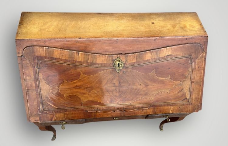 Louis XV period secrétaire - bureau de pente with native wood veneer - 18th century