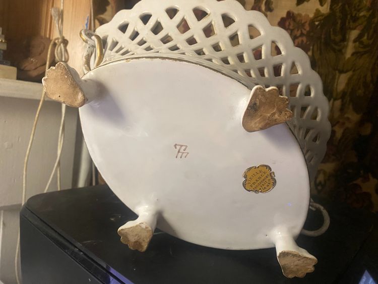 Tischkörbchen, weißes Steingut mit Durchbrüchen von E.T. Malicorne , Pendel, Krallenfüße und Ringe XX.