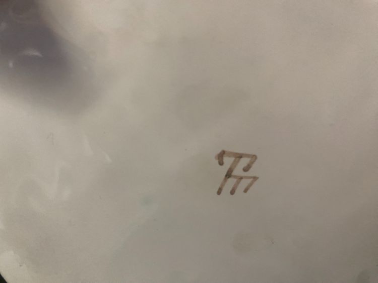 Tischkörbchen, weißes Steingut mit Durchbrüchen von E.T. Malicorne , Pendel, Krallenfüße und Ringe XX.