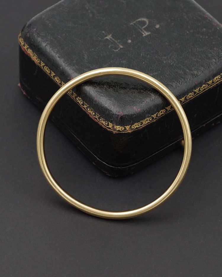 Bangle gold bracelet in 18 karat gold without clasp, Smooth, undecorated bracelet 