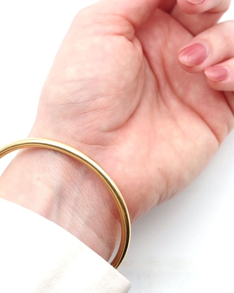 Bangle gold bracelet in 18 karat gold without clasp, Smooth, undecorated bracelet 