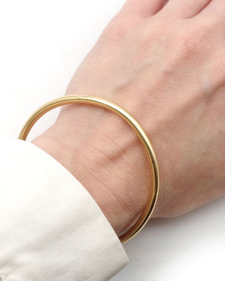 Bangle gold bracelet in 18 karat gold without clasp, Smooth, undecorated bracelet 