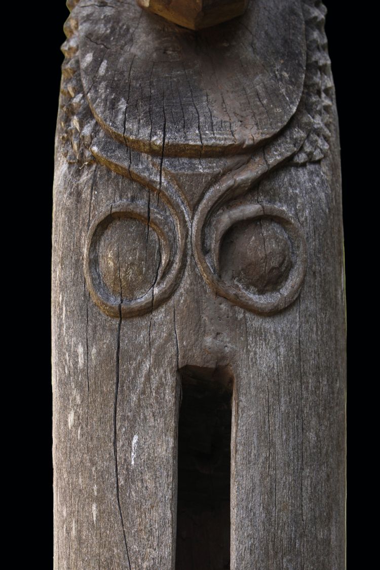 Slotted drum, Traditional Oceanian Instrument, Tribal Art, Pacific sculpture, 235 cm
