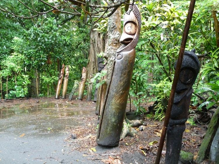 Slotted drum, Traditional Oceanian Instrument, Tribal Art, Pacific sculpture, 235 cm