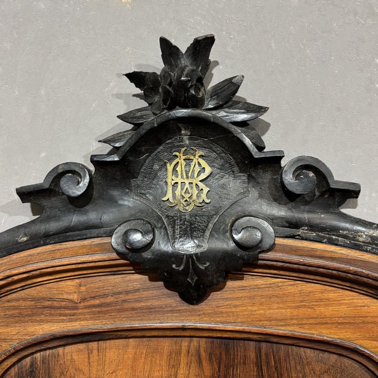 Magnifique paire de lits anciens sculptés du XIXe siècle