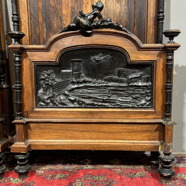 Magnifique paire de lits anciens sculptés du XIXe siècle