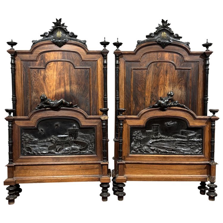 Magnifique paire de lits anciens sculptés du XIXe siècle