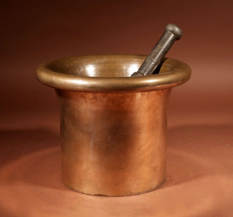 Di interesse per la farmacia: un rarissimo e grandissimo mortaio in bronzo.