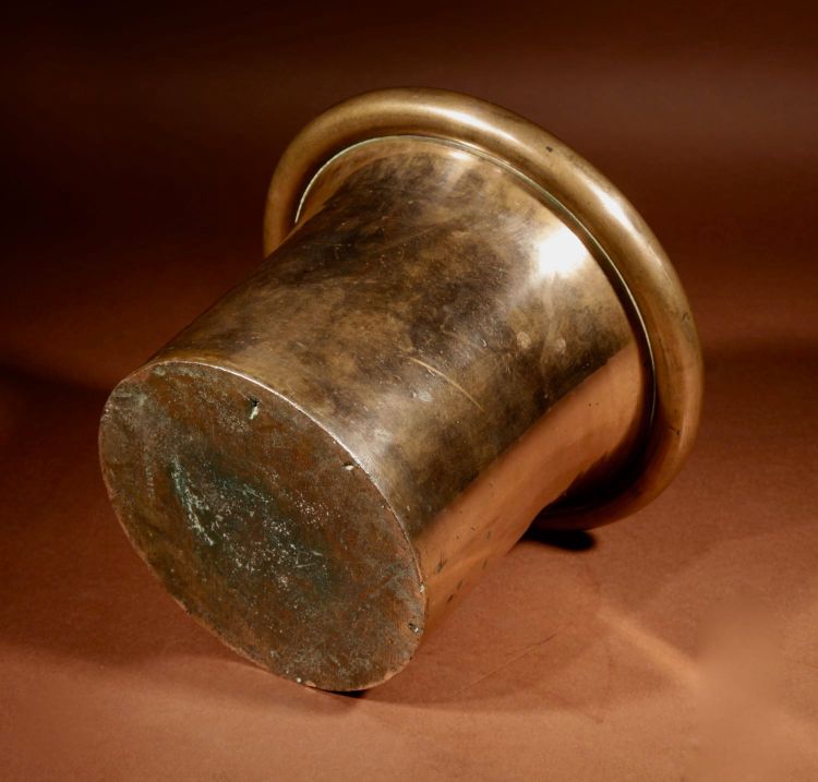 Di interesse per la farmacia: un rarissimo e grandissimo mortaio in bronzo.