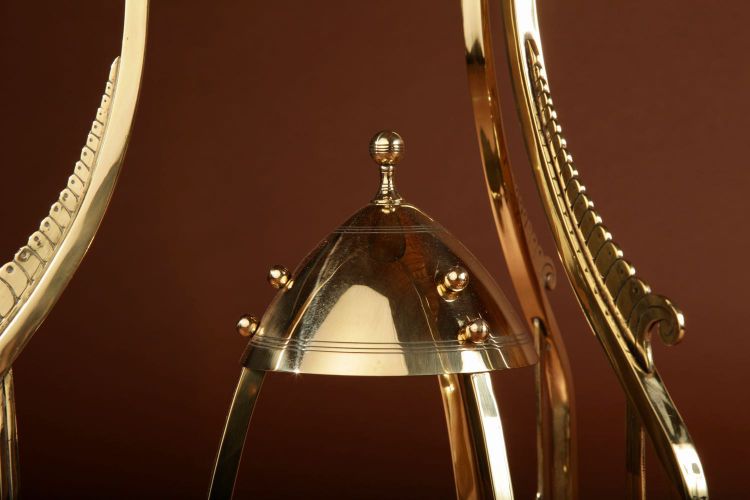Coppia di rari tavolini, piantane e lampade in ottone e marmo nello stile della Scuola di Amsterdam,
