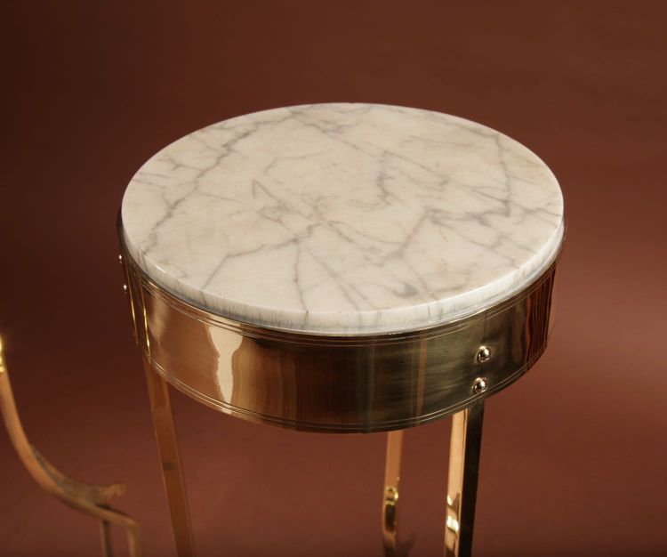 Coppia di rari tavolini, piantane e lampade in ottone e marmo nello stile della Scuola di Amsterdam,