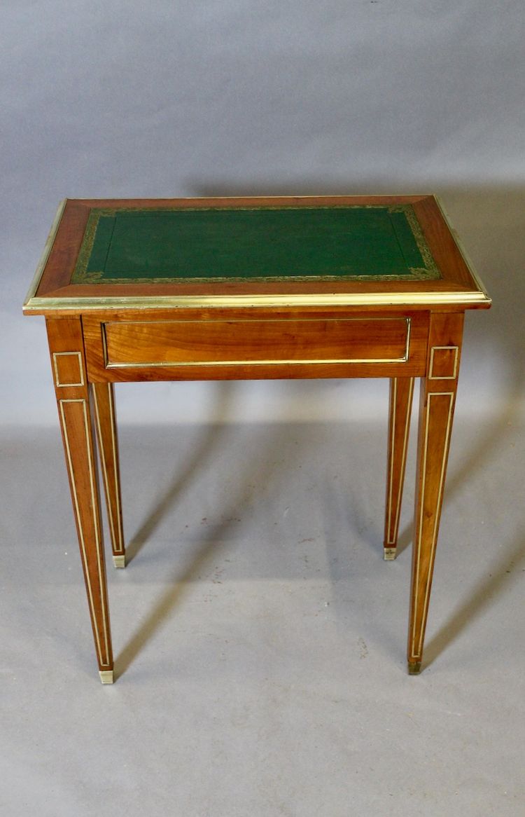 Tavolo da scrittura in stile Luigi XVI con perline in ottone