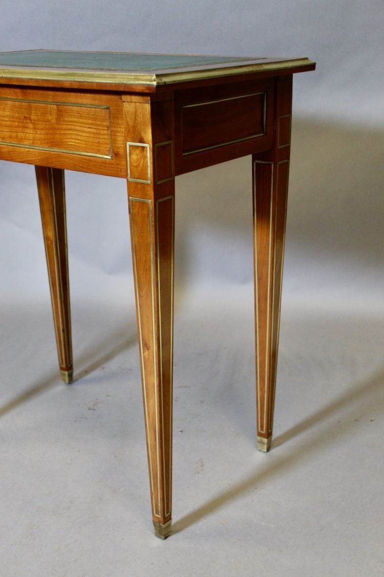 Tavolo da scrittura in stile Luigi XVI con perline in ottone