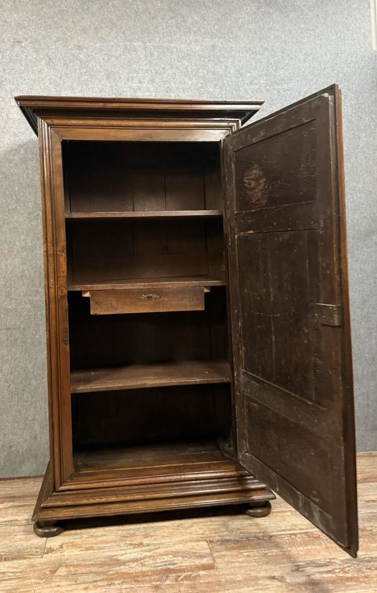 Bonnetiere di epoca Luigi XIII con punte di diamante in noce del 1700 ca.