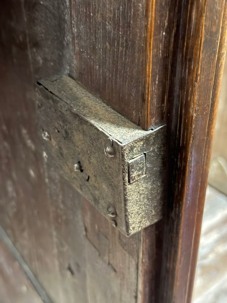 Bonnetiere di epoca Luigi XIII con punte di diamante in noce del 1700 ca.