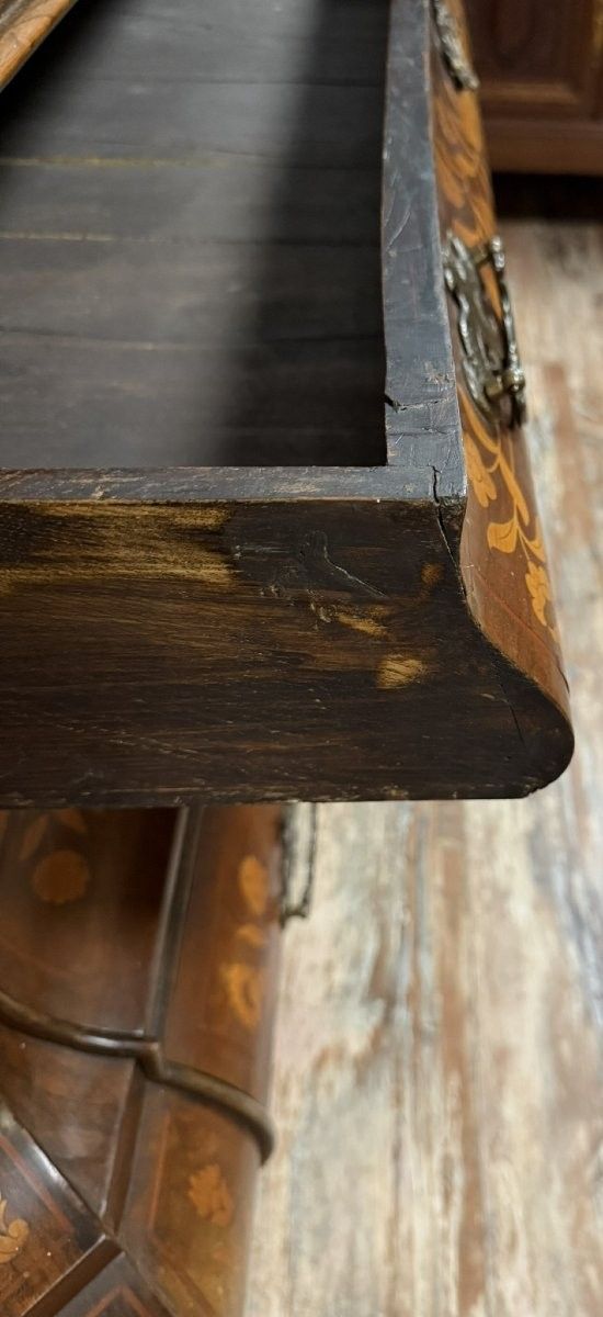 Olanda XVIII secolo : Importante cassettone Scribanne in legno modellato