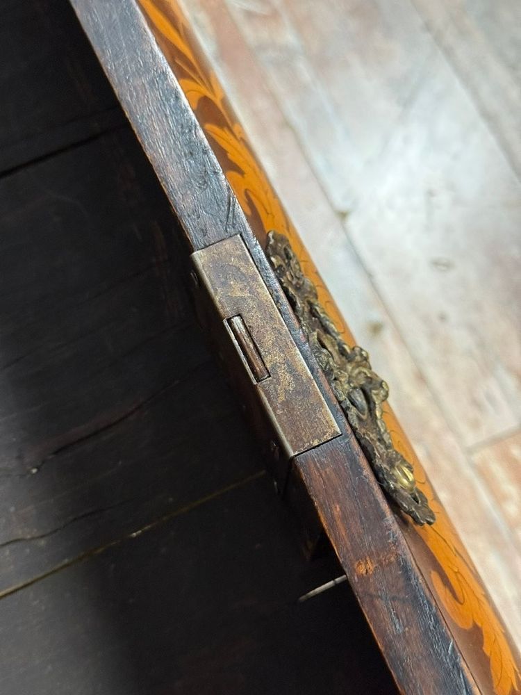 Olanda XVIII secolo : Importante cassettone Scribanne in legno modellato