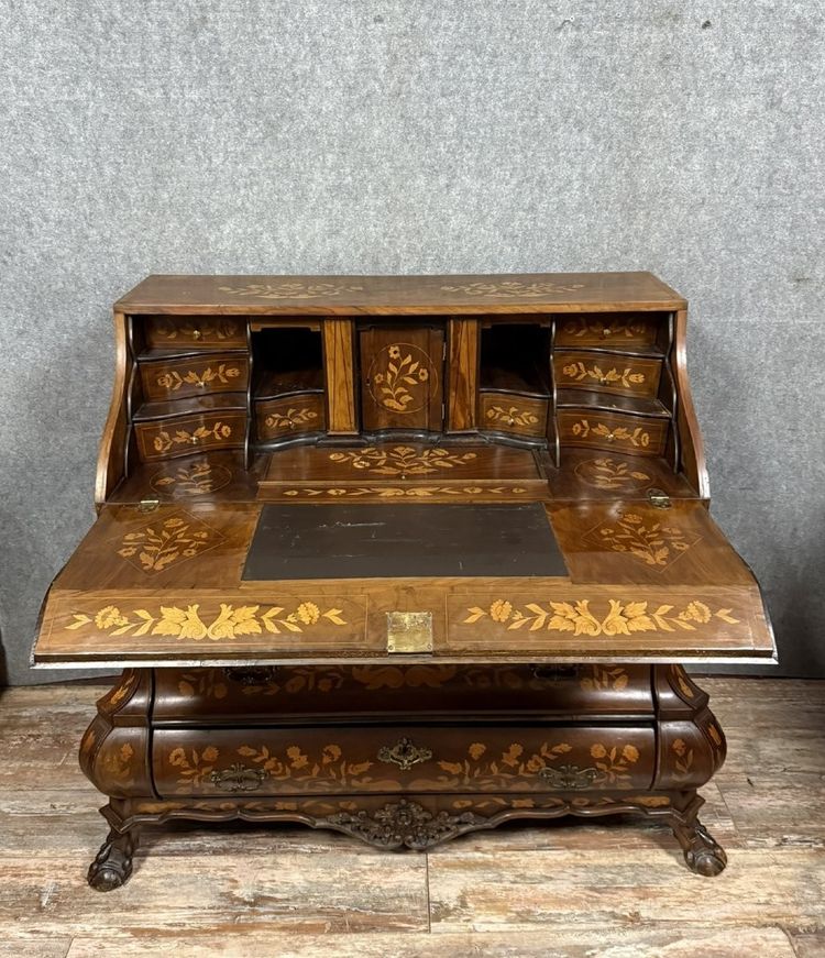 Olanda XVIII secolo : Importante cassettone Scribanne in legno modellato