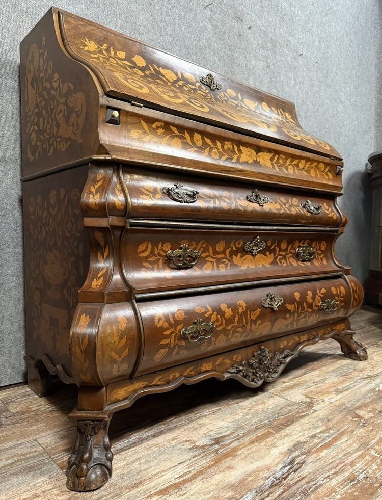 Olanda XVIII secolo : Importante cassettone Scribanne in legno modellato