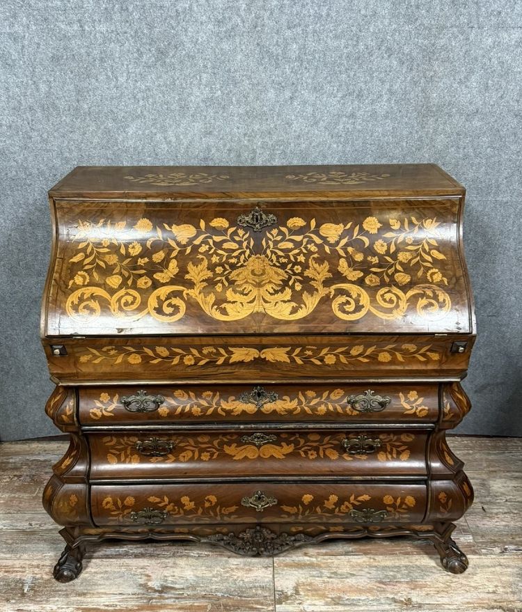 Olanda XVIII secolo : Importante cassettone Scribanne in legno modellato